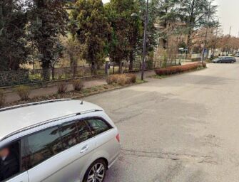 Reggio, raid notturno di furti in via Kennedy: spaccati i finestrini delle auto in sosta