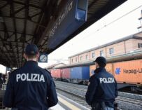 Reggio. Tre ubriachi minacciano il controllore e bloccano il treno, in tasca avevano coltelli