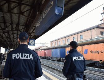 Reggio. Tre ubriachi minacciano il controllore e bloccano il treno, in tasca avevano coltelli