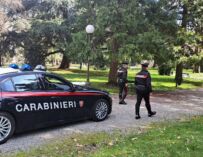 Reggio. Vede i carabinieri e scappa buttando mezzo etto di hashish: denunciato lo stesso