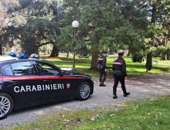 Reggio. Vede i carabinieri e scappa buttando mezzo etto di hashish: denunciato lo stesso