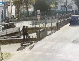 Scippi e rapine a Reggio, arrestati i tre componenti della “banda del monopattino”
