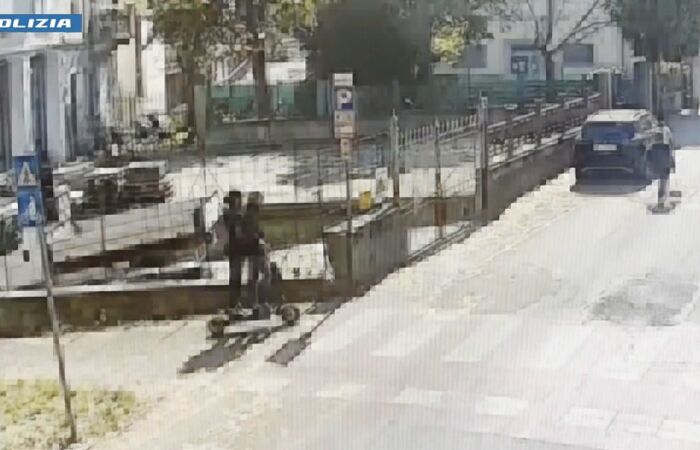 Scippi e rapine a Reggio, arrestati i tre componenti della “banda del monopattino”