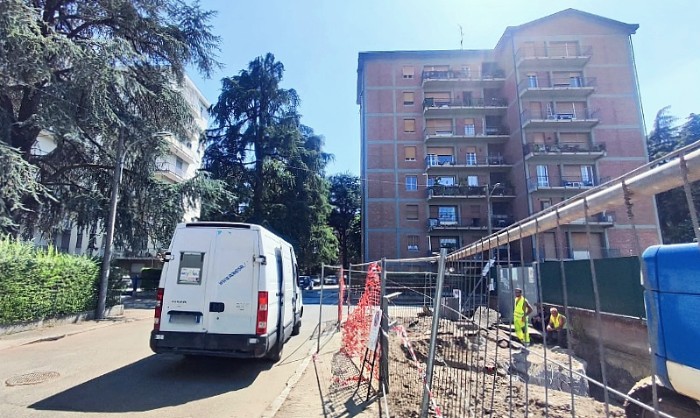 Il cantiere per la nuova antenna 5G di Iliad in via Mirabello a Reggio Emilia
