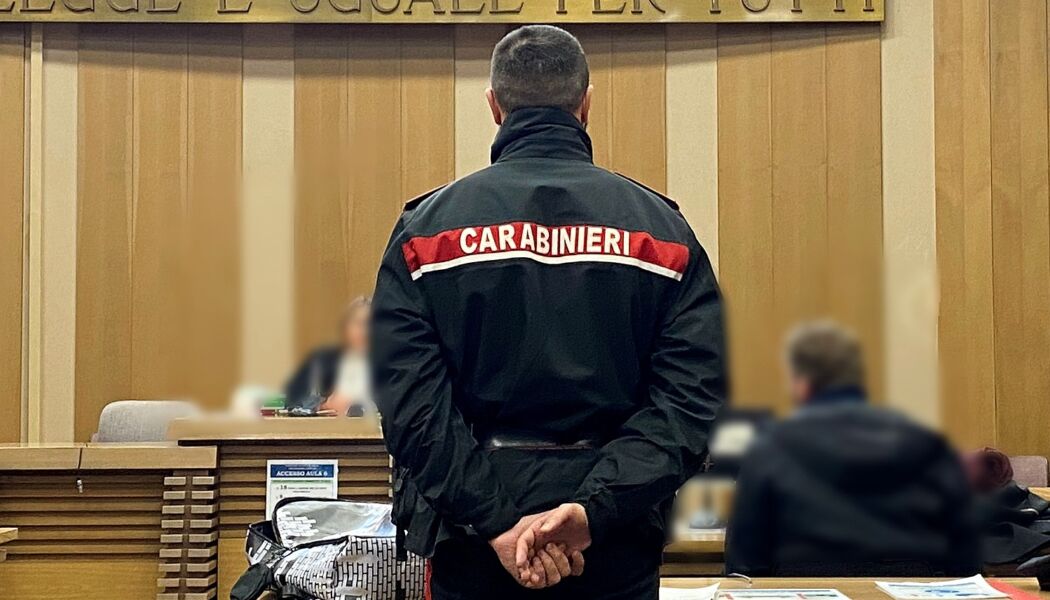 Un carabiniere di spalle in tribunale a Reggio Emilia