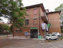 Coviolo. In quattro in farmacia a volto coperto, con pistola e coltello: rapina da 500 euro