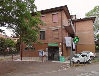 Coviolo. In quattro in farmacia a volto coperto, con pistola e coltello: rapina da 500 euro