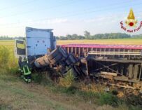 Tir finisce fuori strada sull’A1 e si ribalta su un fianco, ferito il conducente