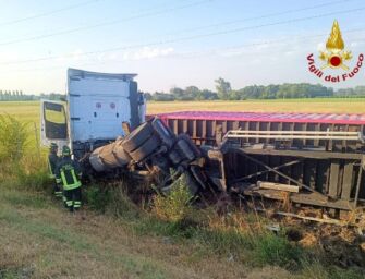 Tir finisce fuori strada sull’A1 e si ribalta su un fianco, ferito il conducente