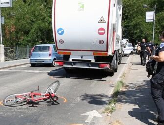 Reggio, ragazzino di 11 anni in bici investito e ucciso da un camion dei rifiuti