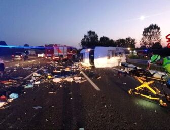 Scontro camper-camion sull’A1 nel Modenese, tra i sei feriti anche una donna e il figlio neonato