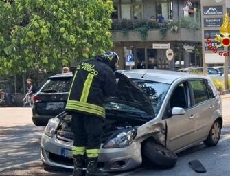 Reggio, scontro frontale tra auto in via Martiri di Cervarolo: due persone in ospedale