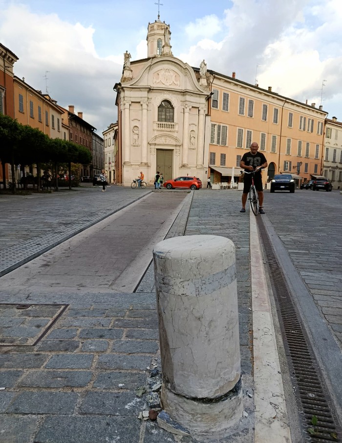 La "vasca" di piazza Roversi a Reggio Emilia senz'acqua