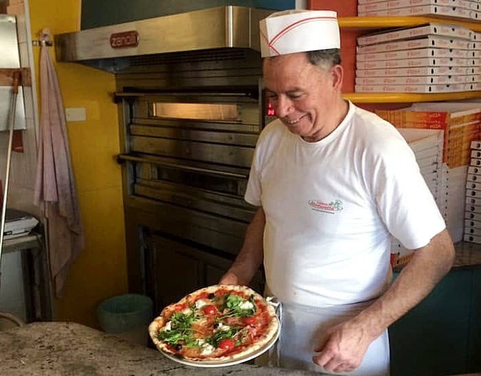 Raffaele Stipa nella pizzeria Yoghi di Reggio Emilia