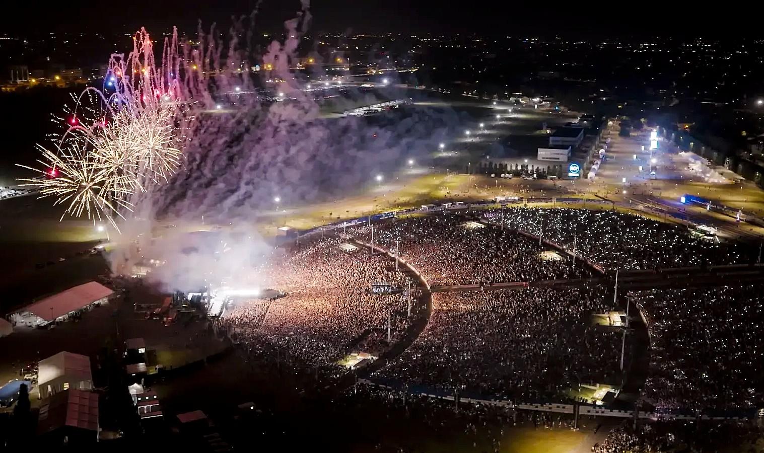 La Rcf Arena di Reggio Emilia vista dall'alto di sera durante i fuochi d'artificio alla fine di un concerto