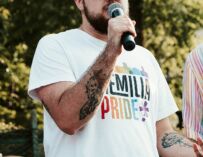 “Ma siete lesbiche?”. Reggio, offese e spintoni contro coppia di persone trans non binarie