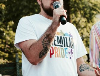 “Ma siete lesbiche?”. Reggio, offese e spintoni contro coppia di persone trans non binarie