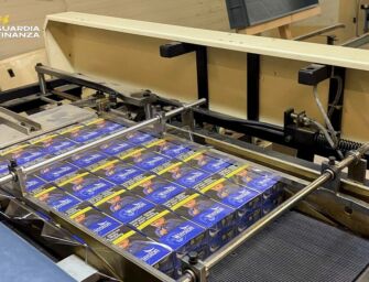 Scoperta fabbrica clandestina di sigarette a Reggio, arrestate cinque persone