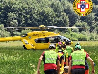 Miscoso, cade in moto e si infortuna alla spalla: portato in ospedale in elicottero