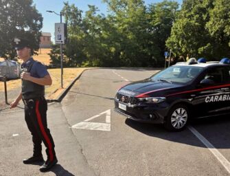 Albinea, ruba un borsello nel parcheggio e cerca di svuotare il conto della vittima