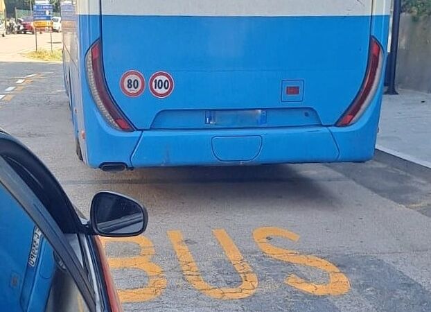 Un autobus di Seta fermato dai carabinieri