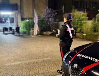 Pugni in faccia e sediate a un cliente in un locale di Correggio: tre giovani denunciati