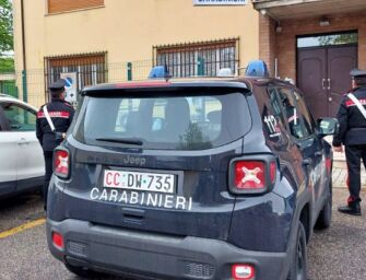 Pomeriggio di follia a Santa Vittoria: pugni, sputi, ruba una borsa e danneggia l’auto del 112