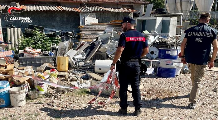 Il sequestro di un sito di stoccaggio illecito di rifiuti da parte dei carabinieri di Parma