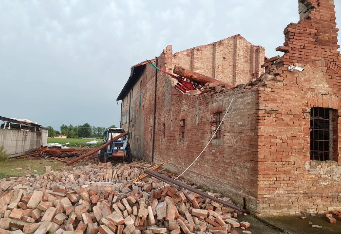 I danni del maltempo nelle campagne reggiane: un ricovero per gli attrezzi parzialmente crollato a Brescello