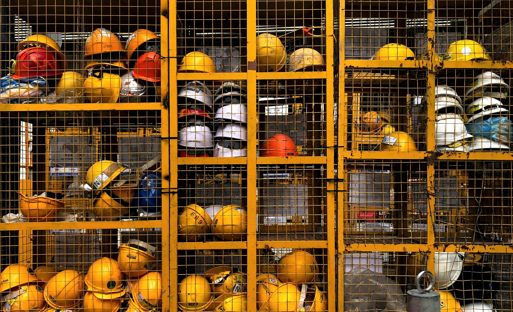 Un rack di caschetti di sicurezza in un cantiere edile