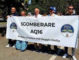 Reggio. Fratelli d’Italia-Aq16, il confronto è a distanza: “Sgombero!”, “Giù le mani!”