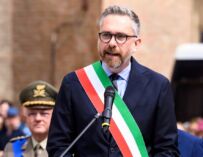 Minacce online a Lepore dopo gli scontri di Bologna, assegnata la scorta al sindaco