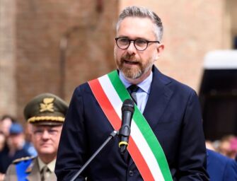 Minacce online a Lepore dopo gli scontri di Bologna, assegnata la scorta al sindaco