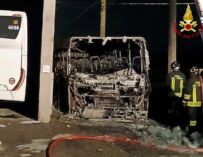 Castelnovo Sotto, autobus di Seta in fiamme in piena notte: non si esclude il dolo