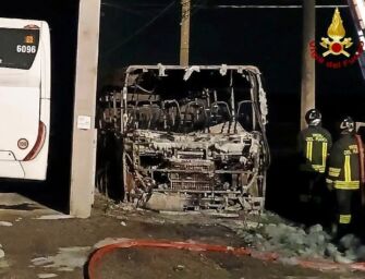 Castelnovo Sotto, autobus di Seta in fiamme in piena notte: non si esclude il dolo