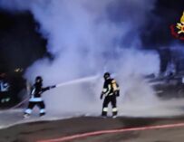 Cadelbosco Sopra, incendio notturno al distributore OK: in fiamme un autotreno