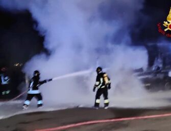 Cadelbosco Sopra, incendio notturno al distributore OK: in fiamme un autotreno