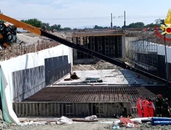 Si ribalta una gru nel cantiere Anas di via Marx a Reggio, ferito un operaio