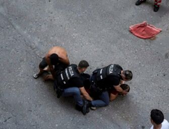 Bologna, uomo di 42 anni muore durante un intervento della polizia: “Aiuto, basta”