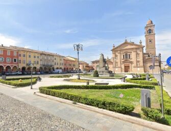 Novellara, sfreccia sul monopattino sotto i portici e aggredisce chi lo rimprovera