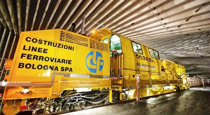 Una profilatrice alla stazione Mediopadana di Reggio Emilia