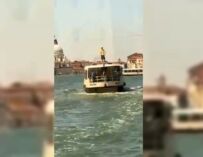 Sale in piedi sul tetto di un vaporetto a Venezia, denunciato diciottenne reggiano