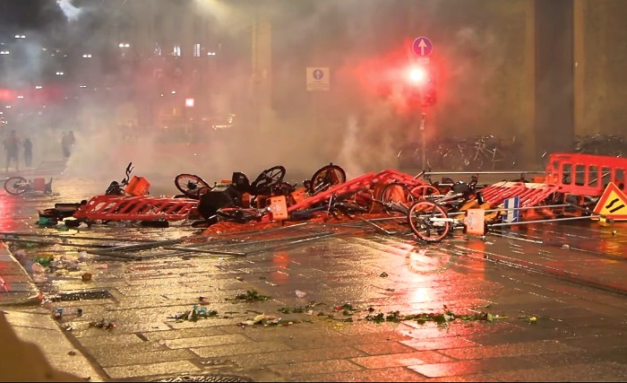Una barricata durante gli scontri in piazza a Bologna