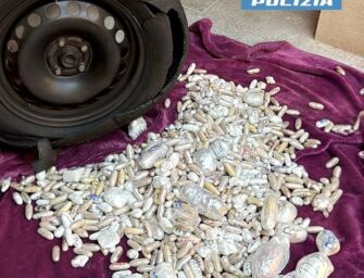 Reggio, oltre mille ovuli di cocaina ed eroina nella ruota di scorta dell’auto: arrestato