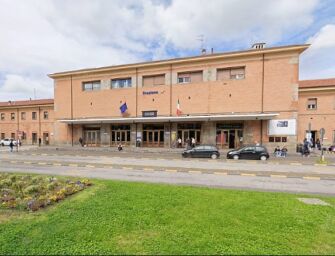 Ferrara, cade dalla banchina della stazione e muore investito da un treno in transito