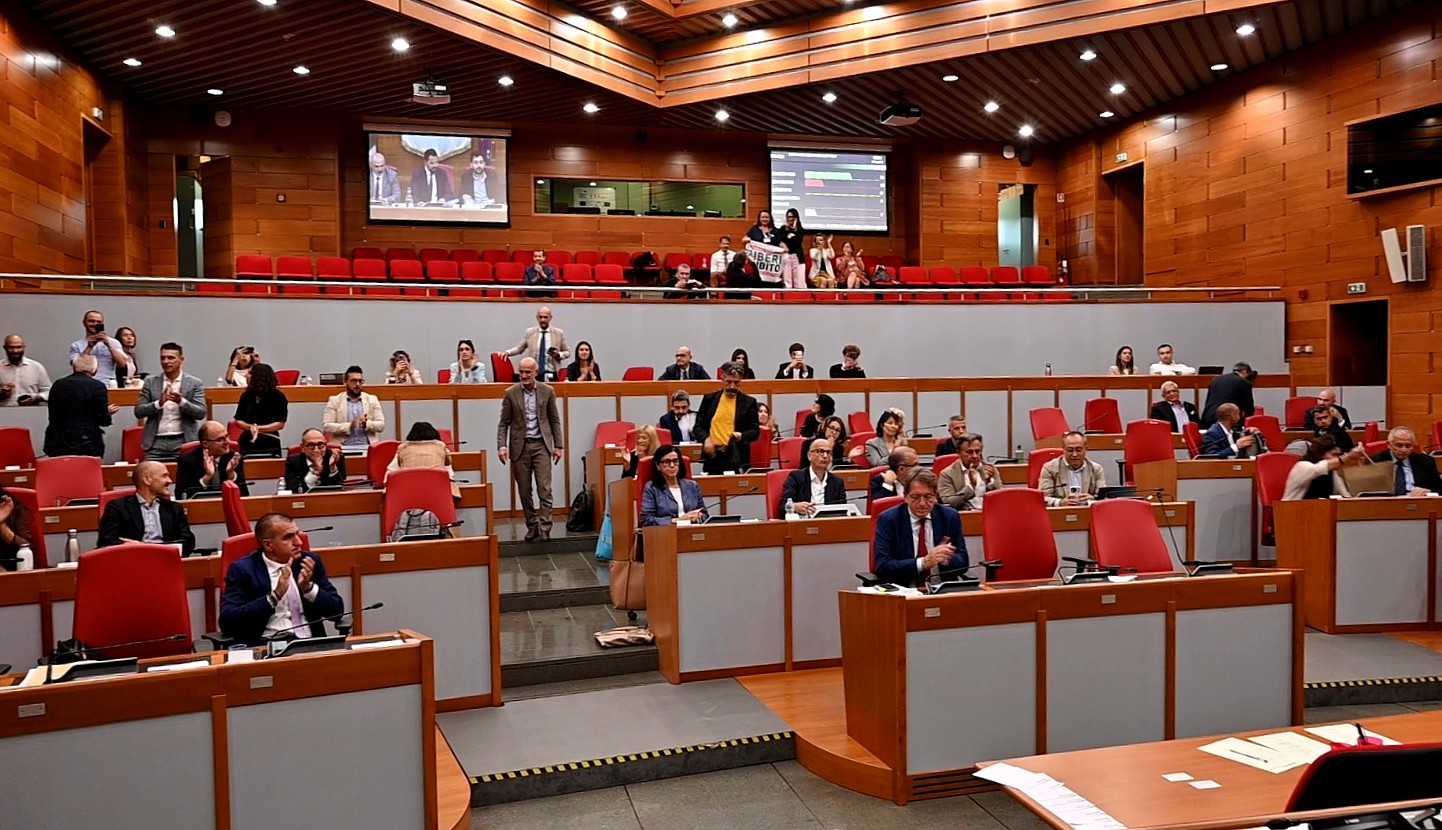 Il momento del voto in assemblea legislativa regionale dell'Emilia-Romagna