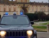 Gualtieri, irrompe in casa e aggredisce un uomo con la griglia di un tombino