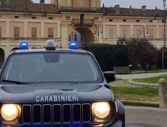Gualtieri, irrompe in casa e aggredisce un uomo con la griglia di un tombino