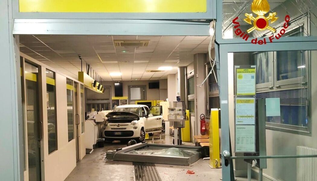 Auto come ariete alla filiale di Poste Italiane di Rubiera