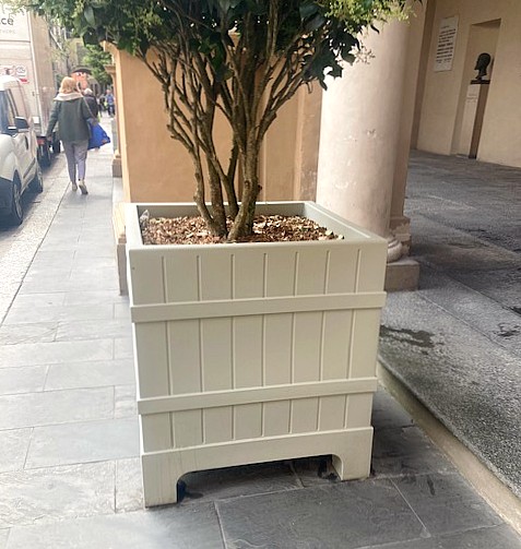Una fioriera di plastica effetto "finto legno" a Reggio Emilia